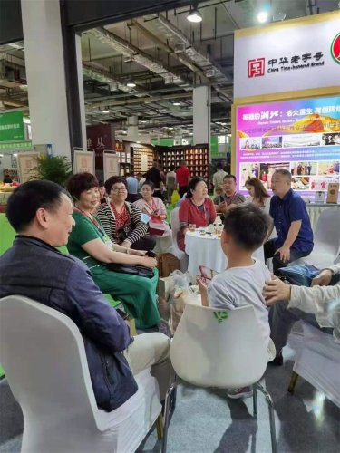 赤壁青磚茶展位，往來(lái)客戶(hù)絡(luò )繹不絕