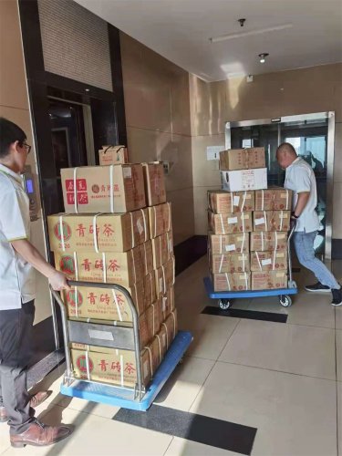 青磚茶銷(xiāo)售火爆，清早補貨