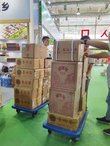 展會(huì )期間，青磚茶買(mǎi)一送一，宜大宗批量采購